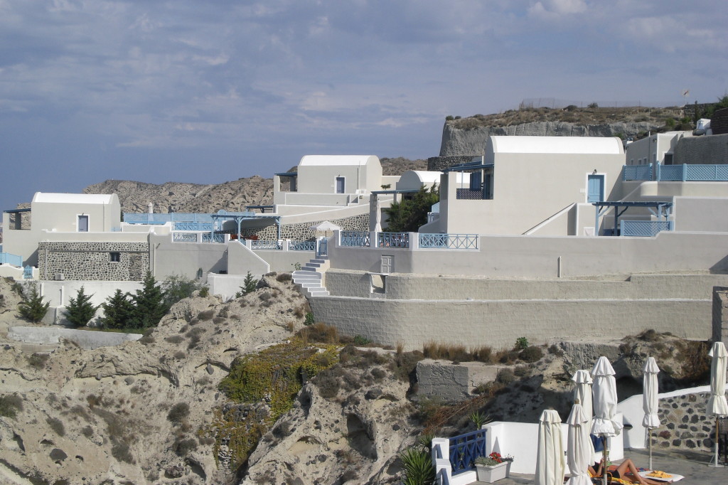 Blick vom Hotelzimmer auf die Volcano View Villas (zur Hotelanlage gehörend)
