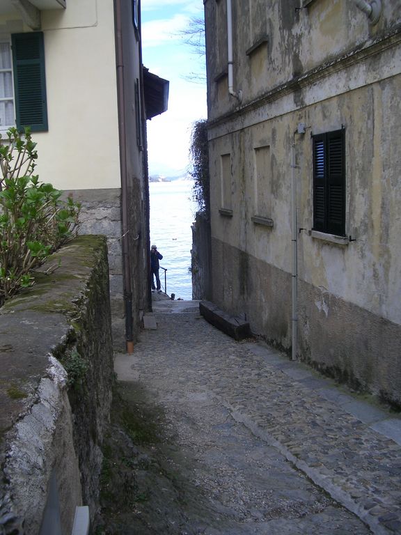 Blick auf eine Seitengasse Richtung Ufer des Lago Maggiore