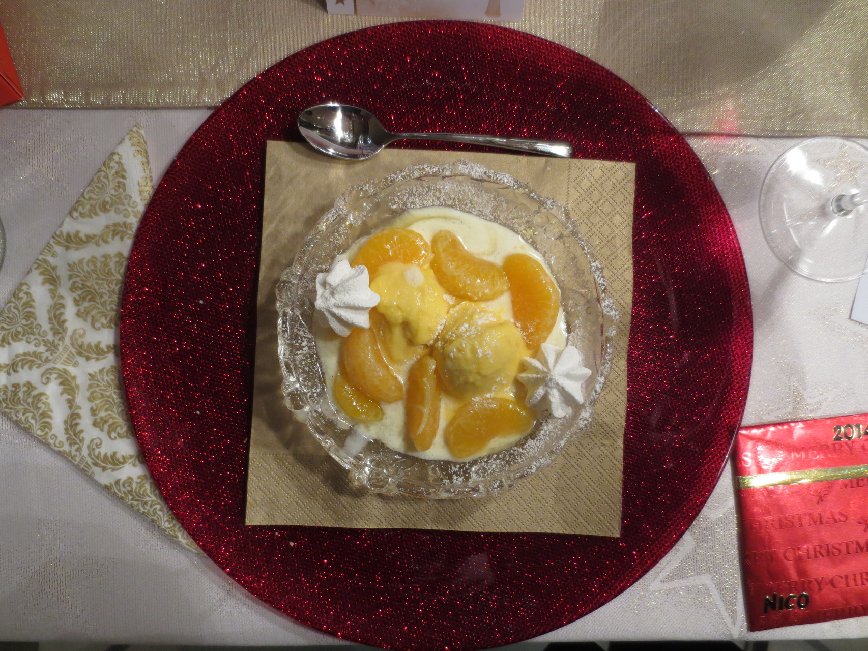 Mandarinen-Sorbet Spécial (Mandarinen Sorbet auf Vanille-Jus, verziert mit leicht glasierten Mandarinen-Schnitzen und einem Schuss Campari)