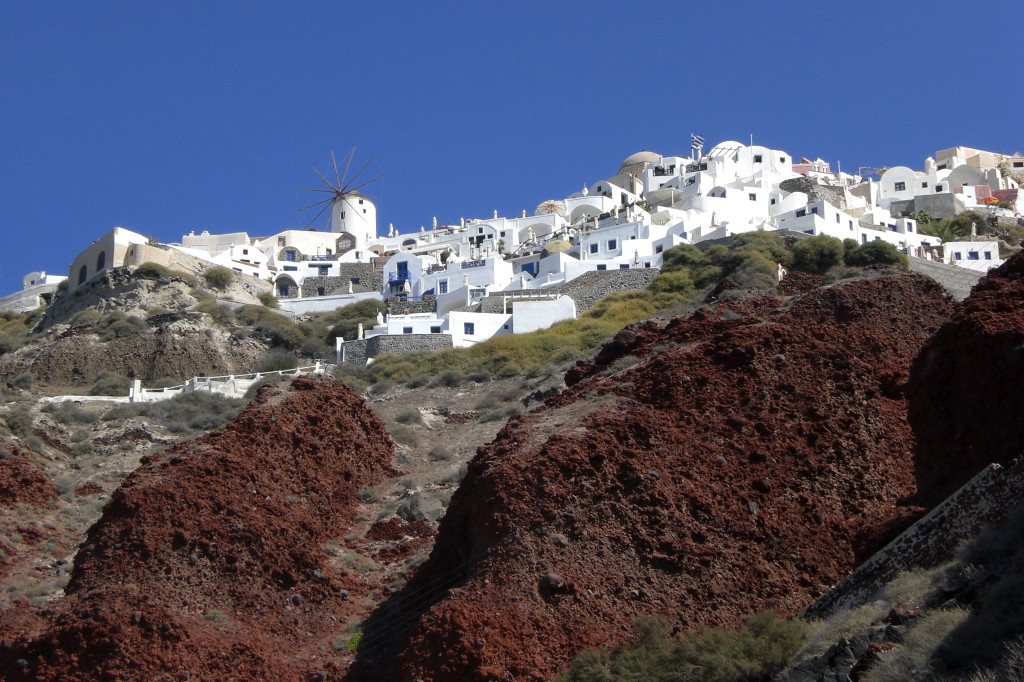 Blick vom Hafen Ammoudi auf Oia