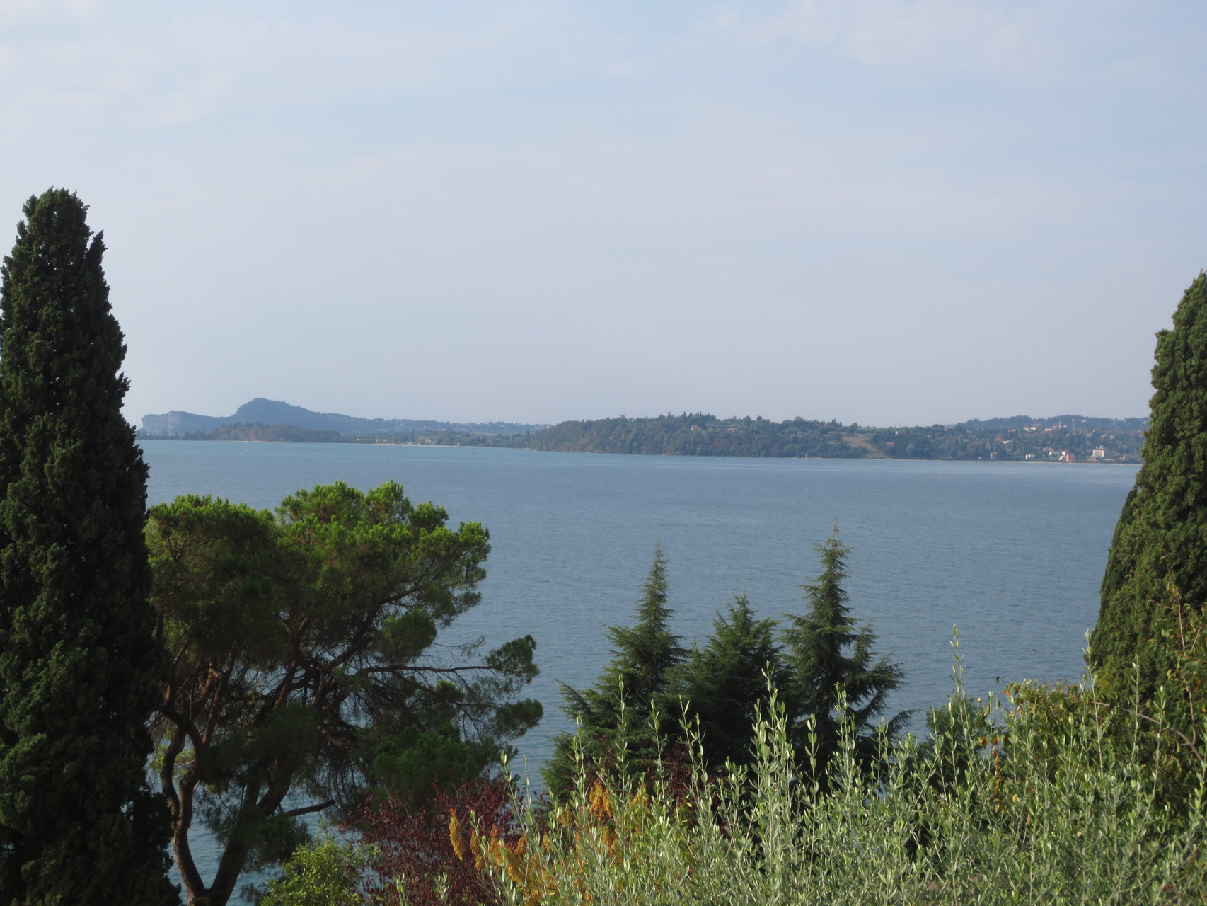 Gardone Riviera - Hotel Villa Florida: Frühstück in herrlicher Umgebung mit wunderschönem Ausblick auf den See.