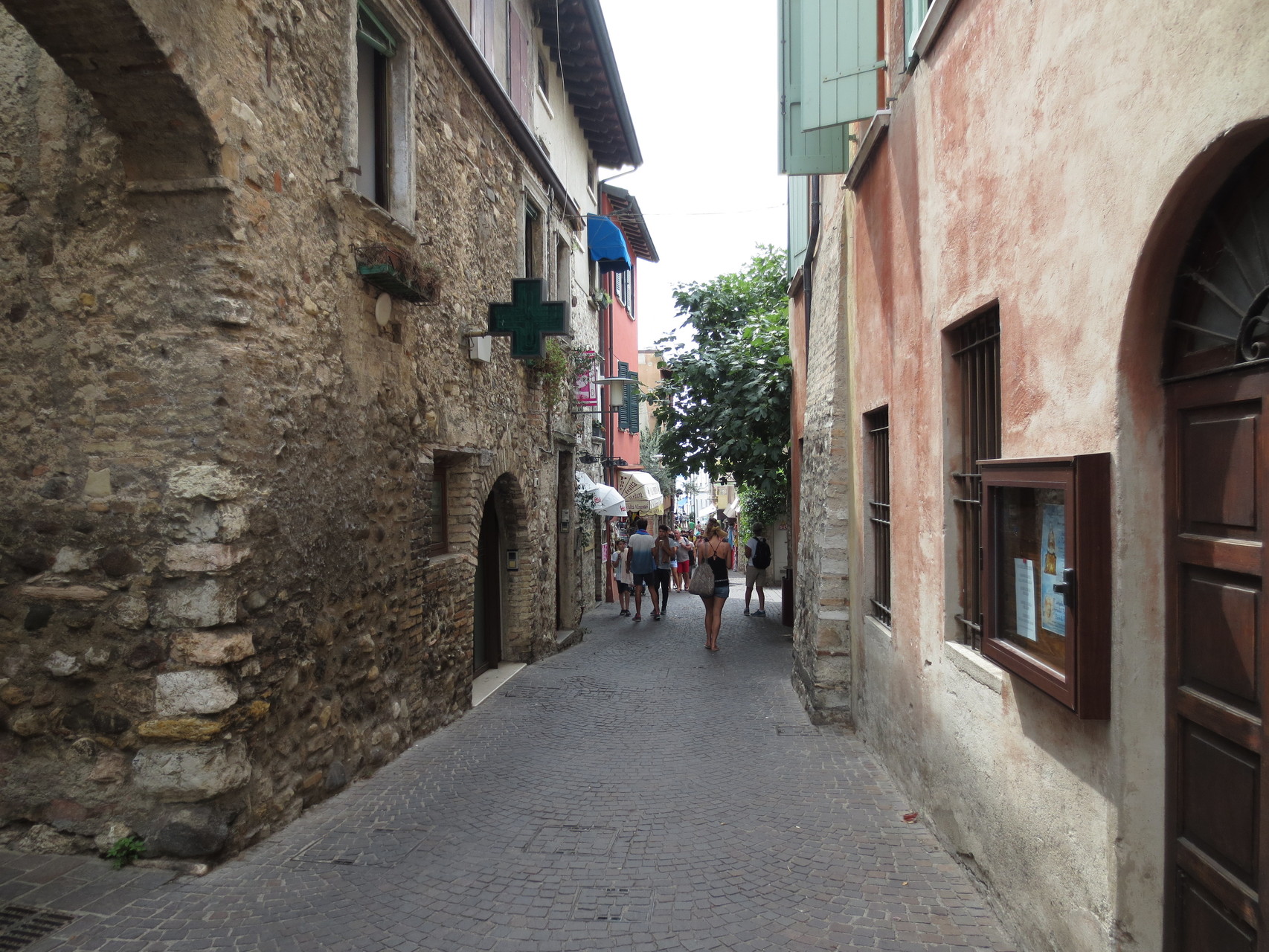 Sirmione - Südufer Gardasee: Sirmione ist einer der bekanntesten Orte am Gardasee. Zusätzlich zu den dort residierenden Urlaubern und Kurgästen gesellen sich unzählige Tagesausflügler hinzu.
