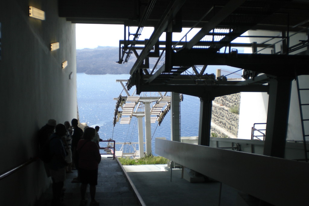 Impressionen aus der in Fira durch eine CH-Firma gebaute Cable Car Anlage