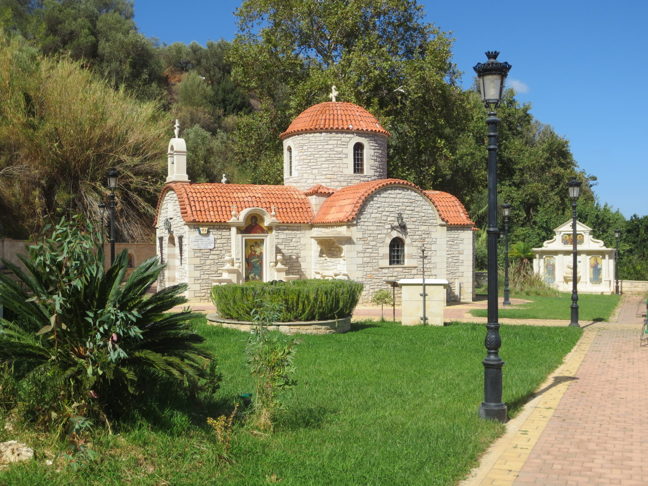 Südwesten der Insel im Landesinnern: Christos Polentas Park. Kleine kretische Kirche als Gedenkstätte für die zahlreichen Strassen-Unfallopfer der Präfektur Chania ("in memory of all the road accident victims of the Prefecture of Chania")