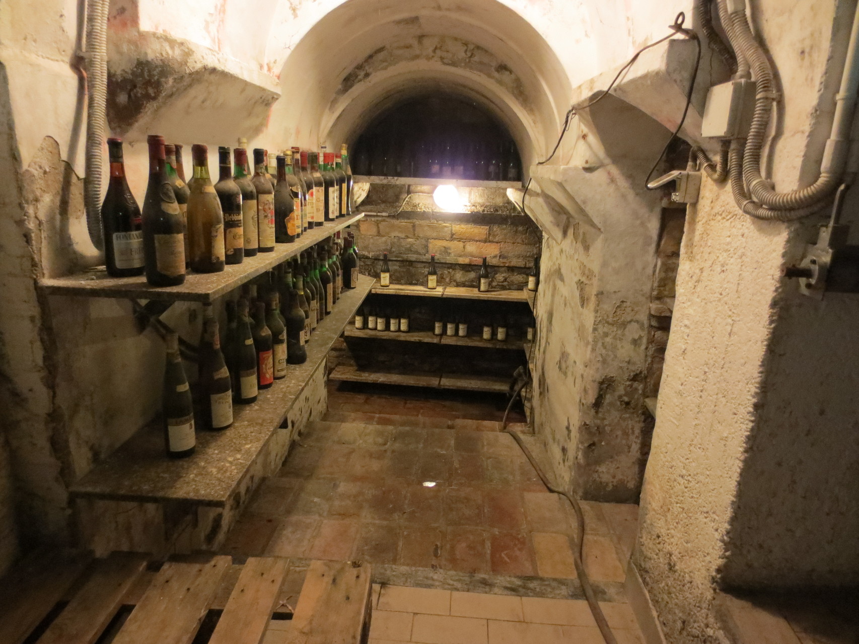 Ristorante La Vecchia Cantina in Trebbiantico: Beim Apéro im Weinkeller des Restaurants