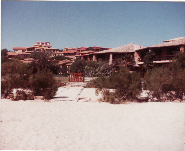..am Strand mit Blick auf die Hotel-Anlage Baia Caddinas