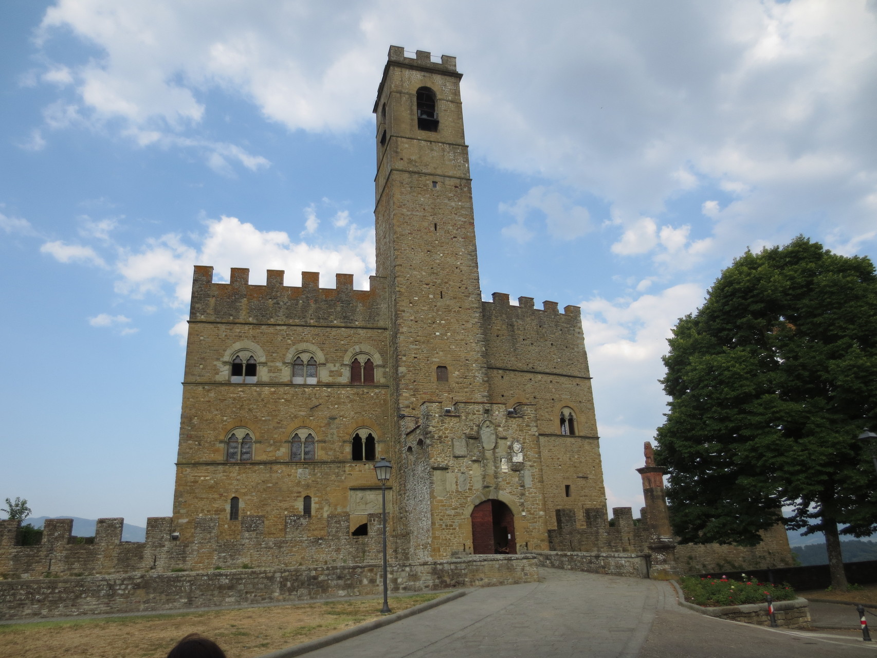 Poppi - Toscana: Castello dei Conti Guidi - Die prachtvolle Burg der Grafen Guidi stammt aus dem späten 12. respektive aus dem frühen 13. Jh. und thront über dem Ort und dem umliegenden, malerischen Casentino-Tal