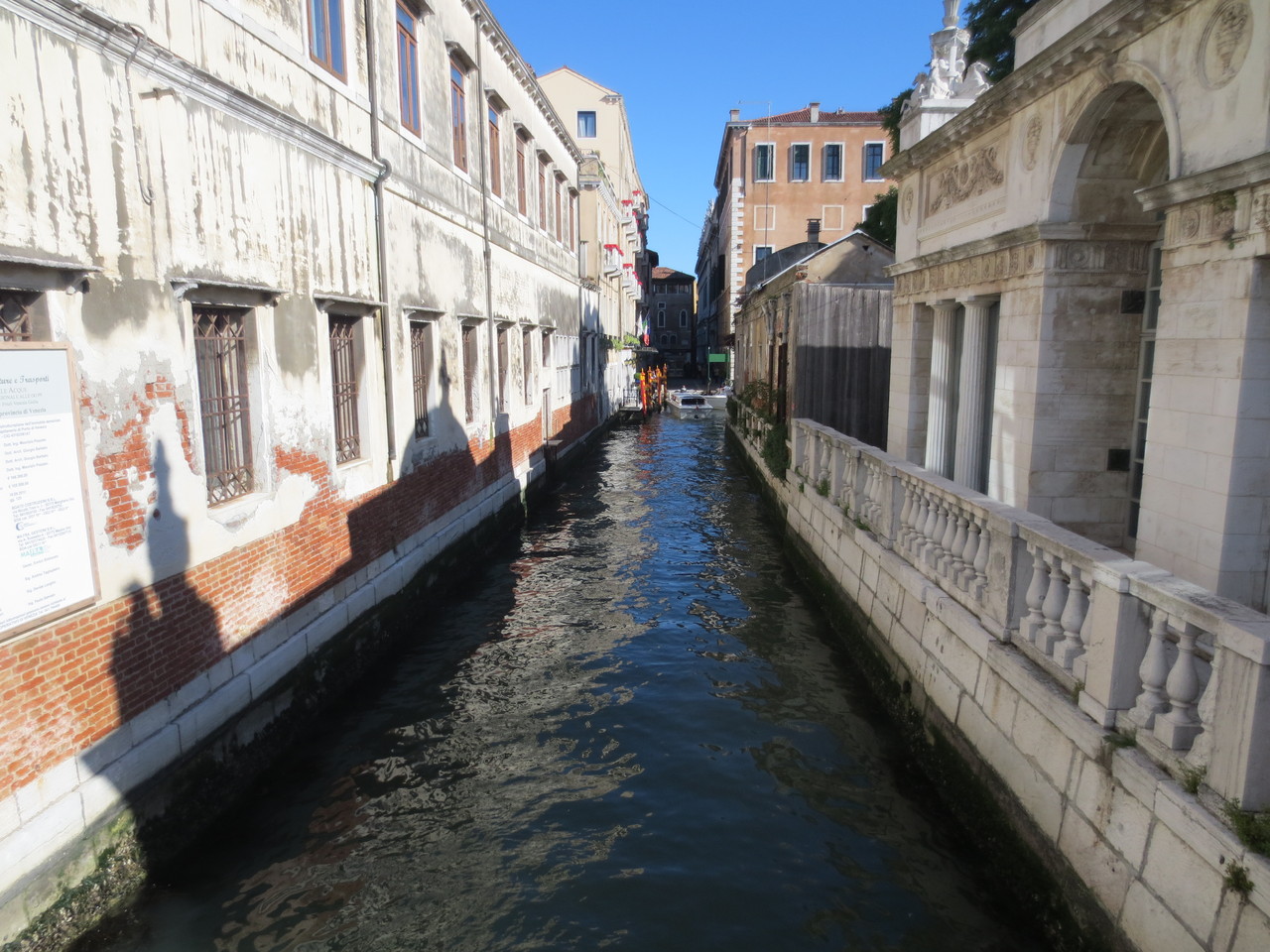 Venedig: Die Lagunenstadt..., typisches Bild der Kanalgassen in der berühmten Metropole