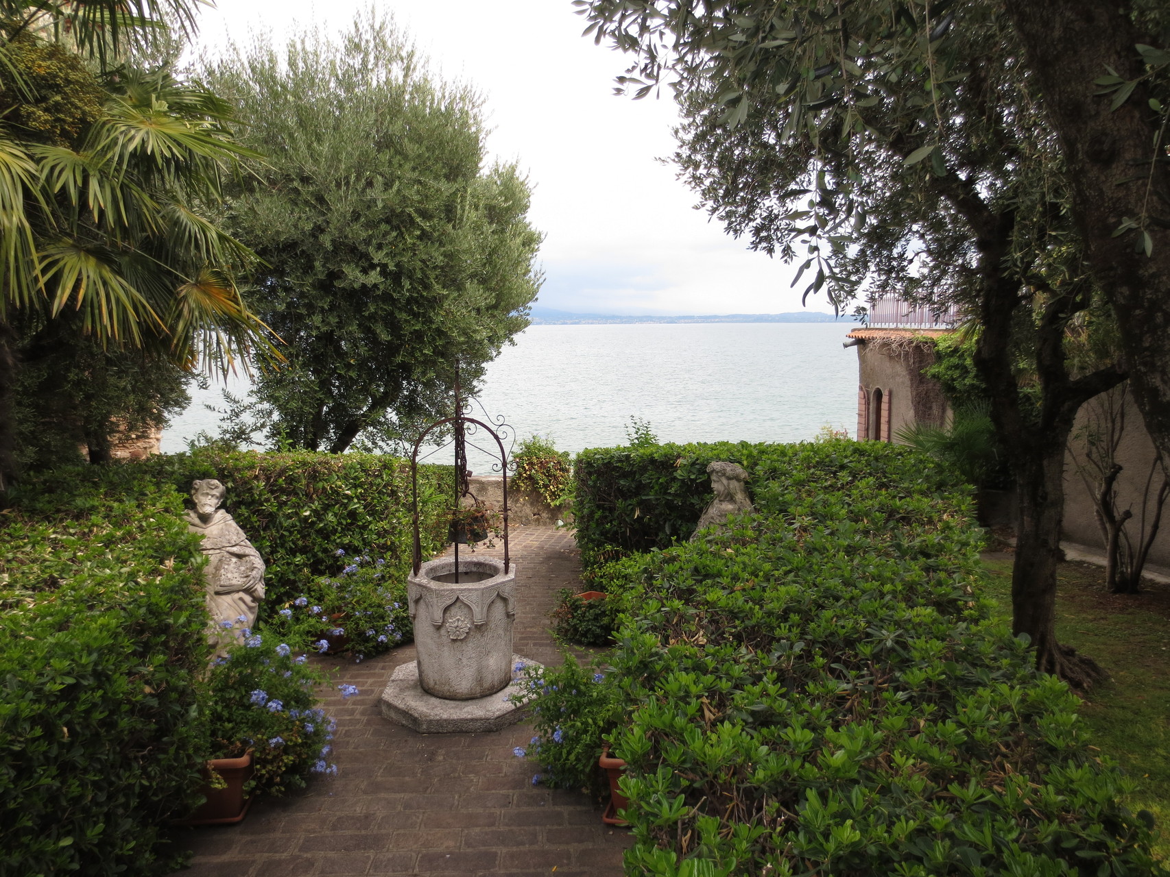 Sirmione - Südufer Gardasee: Sirmione ist einer der bekanntesten Orte am Gardasee. Zusätzlich zu den dort residierenden Urlaubern und Kurgästen gesellen sich unzählige Tagesausflügler hinzu.