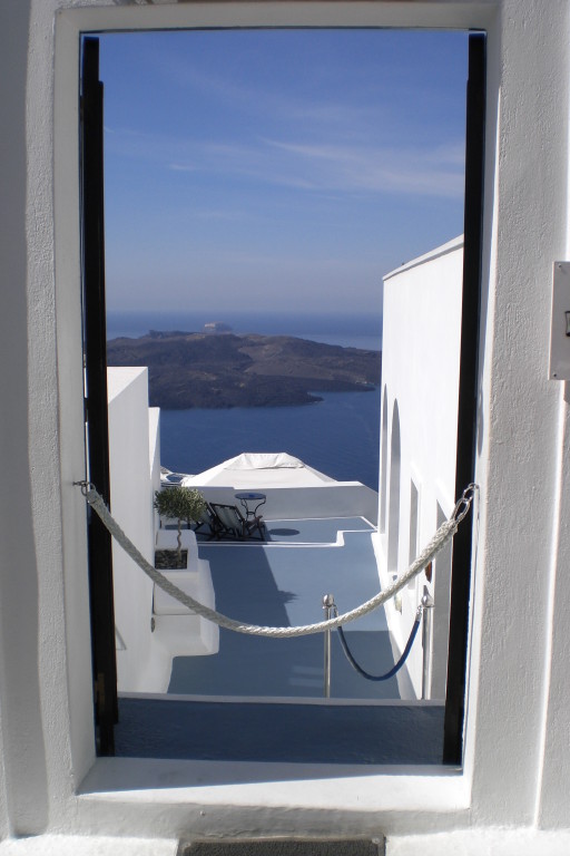 Fira (Hauptort der Insel); im Hintergrund in der Kratermitte Is. Nea Kameni