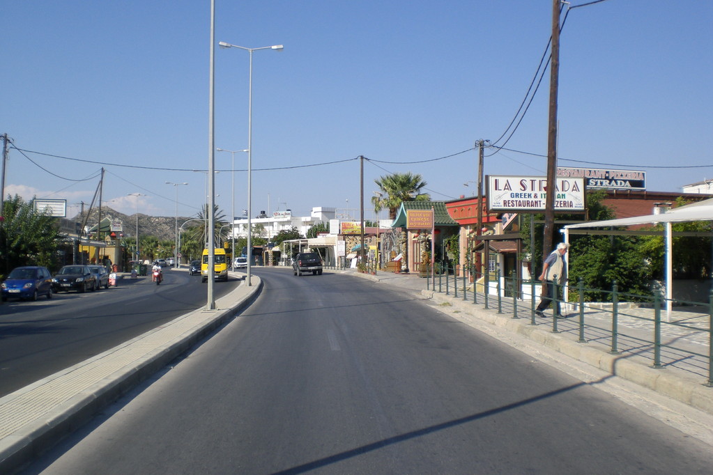 Auf dem Weg zum Flughafen an der Südwest-Küste Rhodos; hier Durchfahrt durch den bekannten Ferienort Faliraki