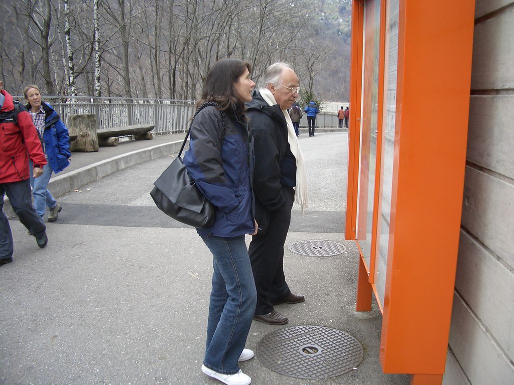 Suzi und Vater werfen einen Blick auf die Touristeninformation am Staudamm Selvatica