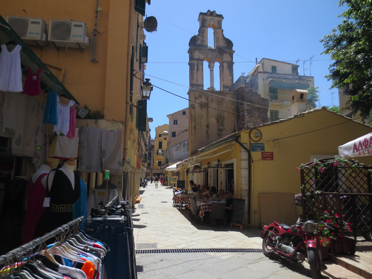 Inselhauptstadt Kerkyra auf Korfu. Ladenbummel und Stadtbesichtigung (auf eigene Faust)