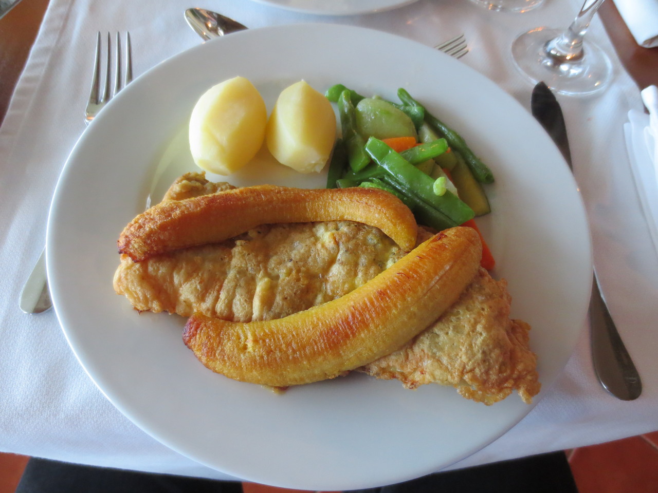 Kulinarische, inseltypische Köstlichkeit: Espada (Degenfisch), stets serviert mit Bananen, Kartoffeln und Mischgemüse. Ein spezielles Esserlebnis!