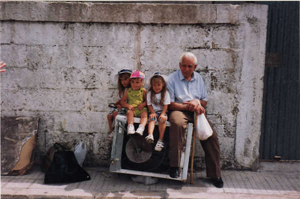 Ruhepause auf dem Weg zum "Mercato", Urgrossvater Antonio† mit Cristiana, Michela und Giorgio