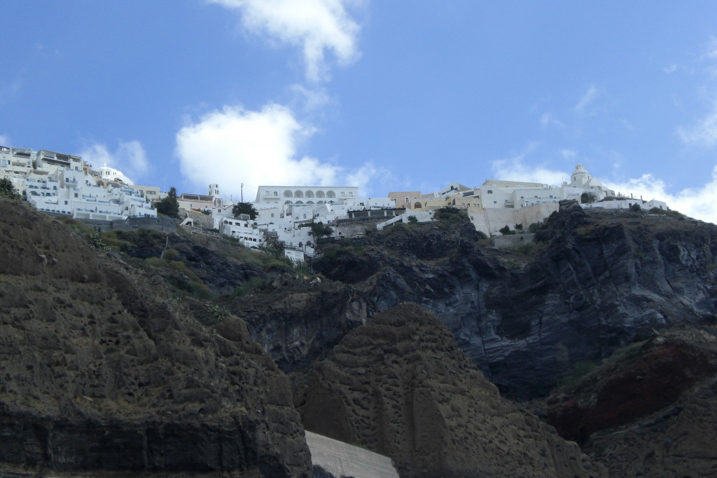 Blick vom Old Port aus auf Teile von Fira