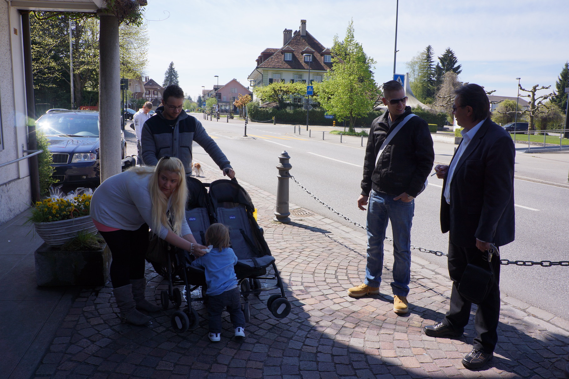 Die Gäste treffen nach und nach ein. Hier vor dem Haupteingang um 12:15 Uhr (Personen v.l.n.r.: Cristiana, Giorgio, Kleinkind Matteo, Mathieu und Silvano