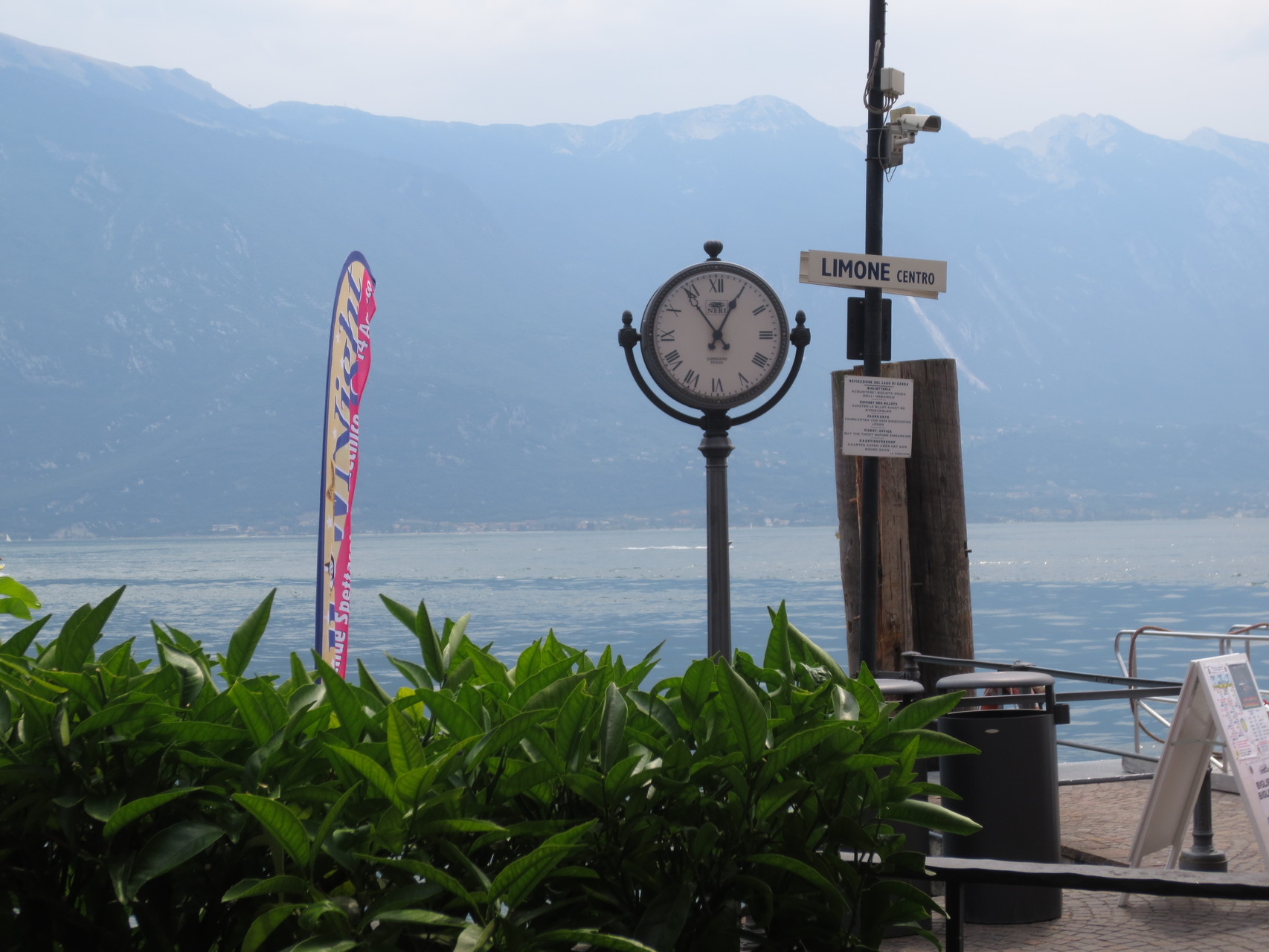 Limone (Nordufer): Am Nordufer ragen die Berge hoch auf und fallen steil ab in den See. Das Städtchen Limone hat nur 1100 Einwohner, ist aber die Tourismus-Hochburg am Gardasee.