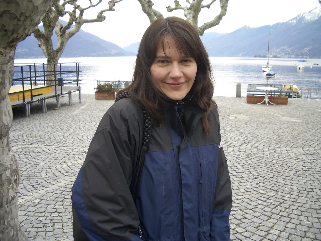 Suzi in Ascona (Lungo Lago) mit Blick (im Hintergrund) auf den Lago Maggiore