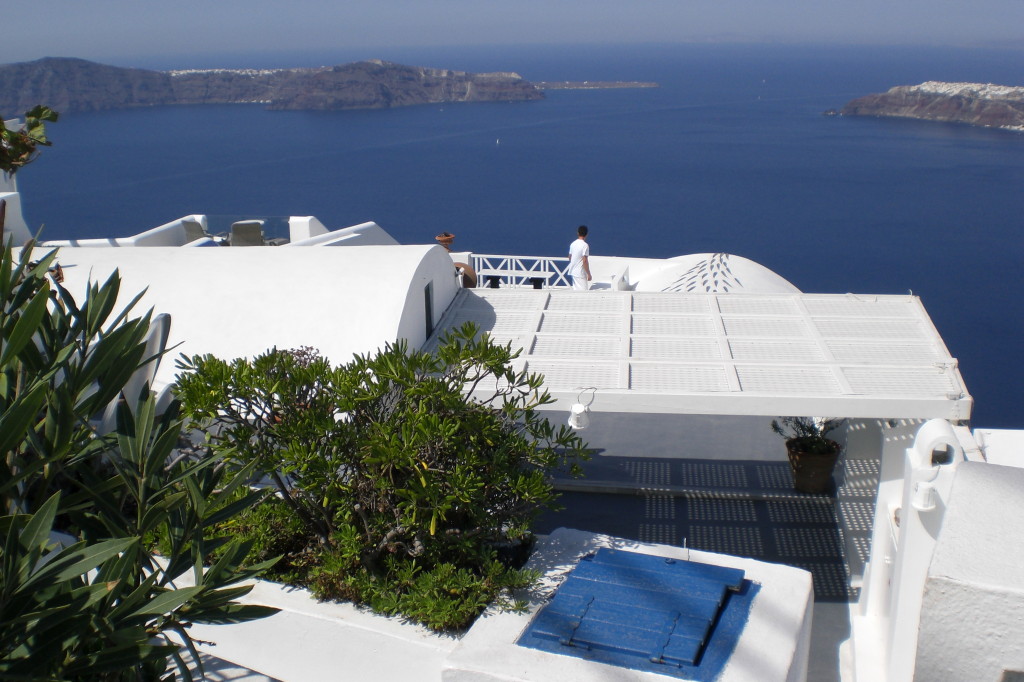 Blick von Imerovigli aus auf Oia (rechts) und Is. Thirasia (links bis mitte)