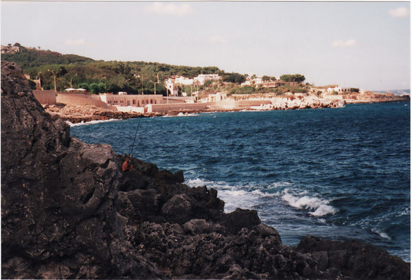 im Hintergrund der Hafen von Tricase Porto