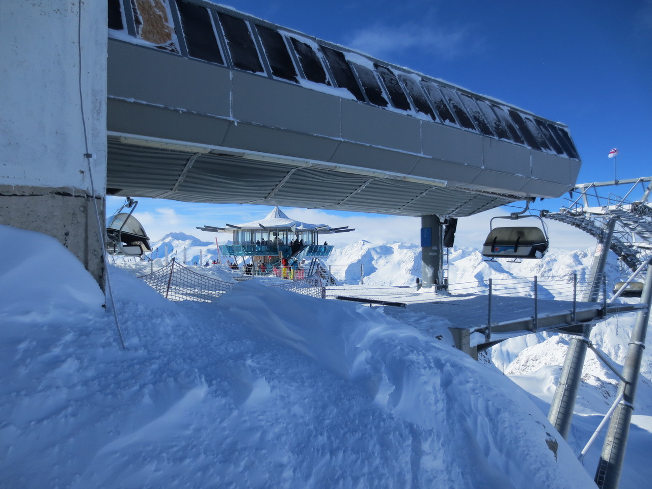 Wurmkogel-Lift: Bringt die Ski-Urlauber auf eine Höhe von ca. 3100 m ü M (im Hintergrund das Top Mountain Star auf der Bergspitze)