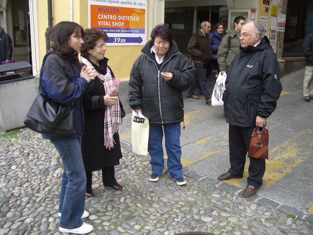 Einkaufsbummel in Locarno; v.l.n.r.: Suzi, Hanny, Gertrud (Schwester von Hanny), Vater