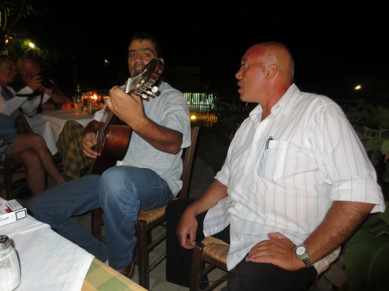 Typisch ionisch griechische (Land-)Taverne; Gesangseinlage der Tavernenbesitzer
