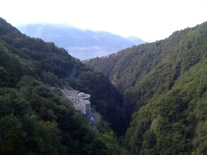 Gordola, auf der Staumauer - Blick Richtung Lago Maggiore