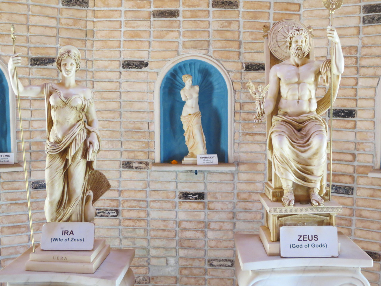 Ira (Hera) - Wife of Zeus   /   Zeus (Zeus) - God of Gods (Göttervater)