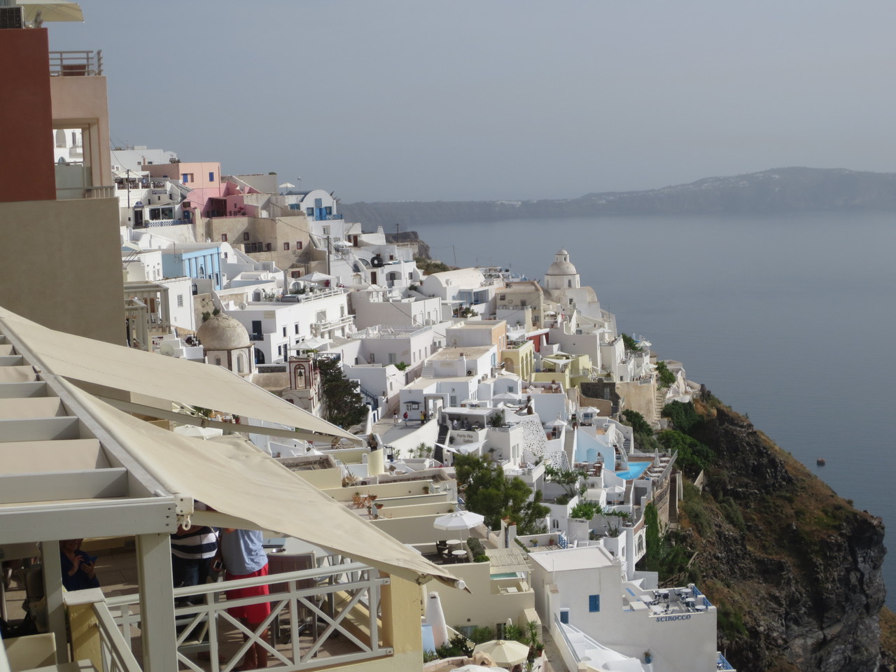 Idyllische Ansicht eines Teils der Hauptstadt Fira (Santorini)
