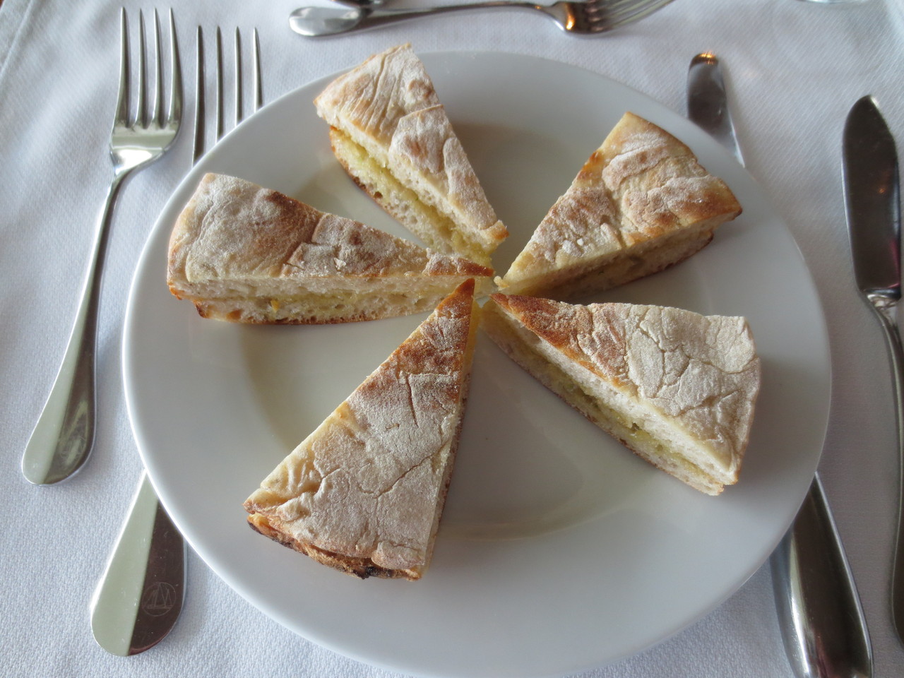 Spezialität in Madeira: In Knoblauch getränktes, inseltypisches, weiches Weissbrot. Wird immer zu Beginn der Mahlzeiten serviert. Auf jeden Fall ist es köstlich!