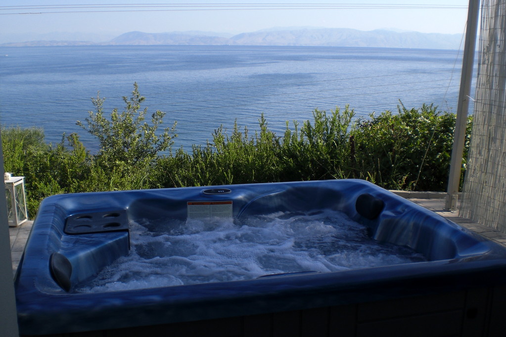 ...Luxus pur; eigenes Jacuzzi Whirlpool auf der Terrasse mit herrlicher Kulisse