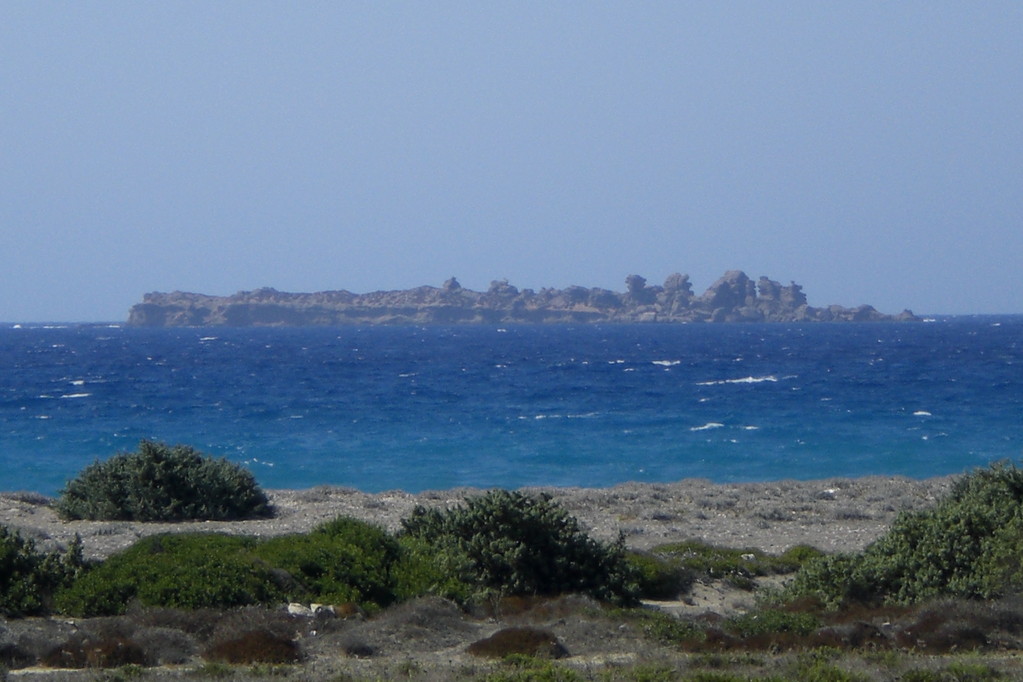 Rückfahrt ins Hotel zunächst der Ostküste entlang; hier ein Blick auf das bizzarre Kleinst-Eiland "Chtenia" (vor der Nordost-Küste im Süden von Rhodos)