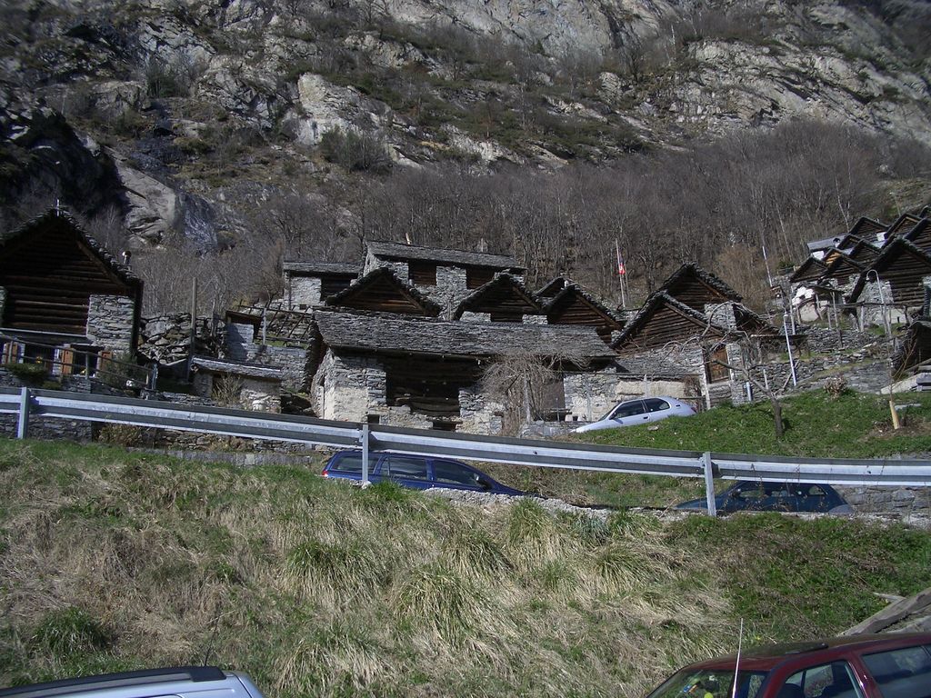 Besuch in Brontallo (zum z'Vieri); 750 m ü M - spezieller Hausbau