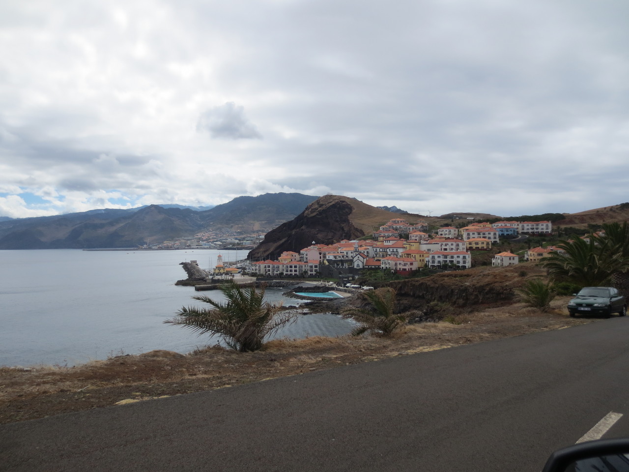 Ponta de Sào Lourenço - im Nordosten des Eilands..., Blick auf das Dörfchen "Rochinha".