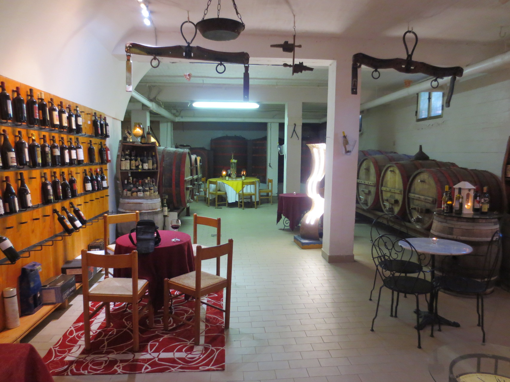 Ristorante La Vecchia Cantina in Trebbiantico: Beim Apéro im Weinkeller des Restaurants