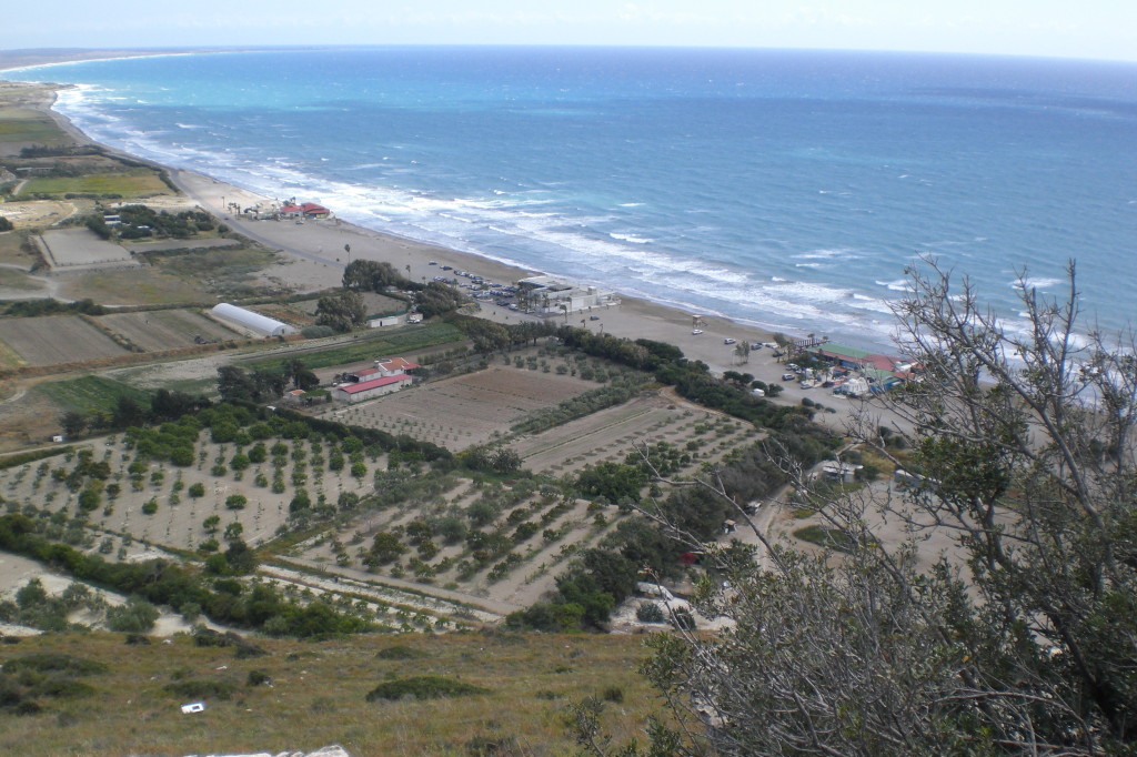 Blick vom Hügel des antiken Theaters auf Kurion Beach