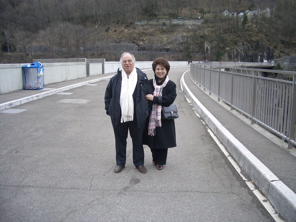 Hanny + Vater auf dem Staudamm Selvatica oberhalb von Gordola (220 m ü M)