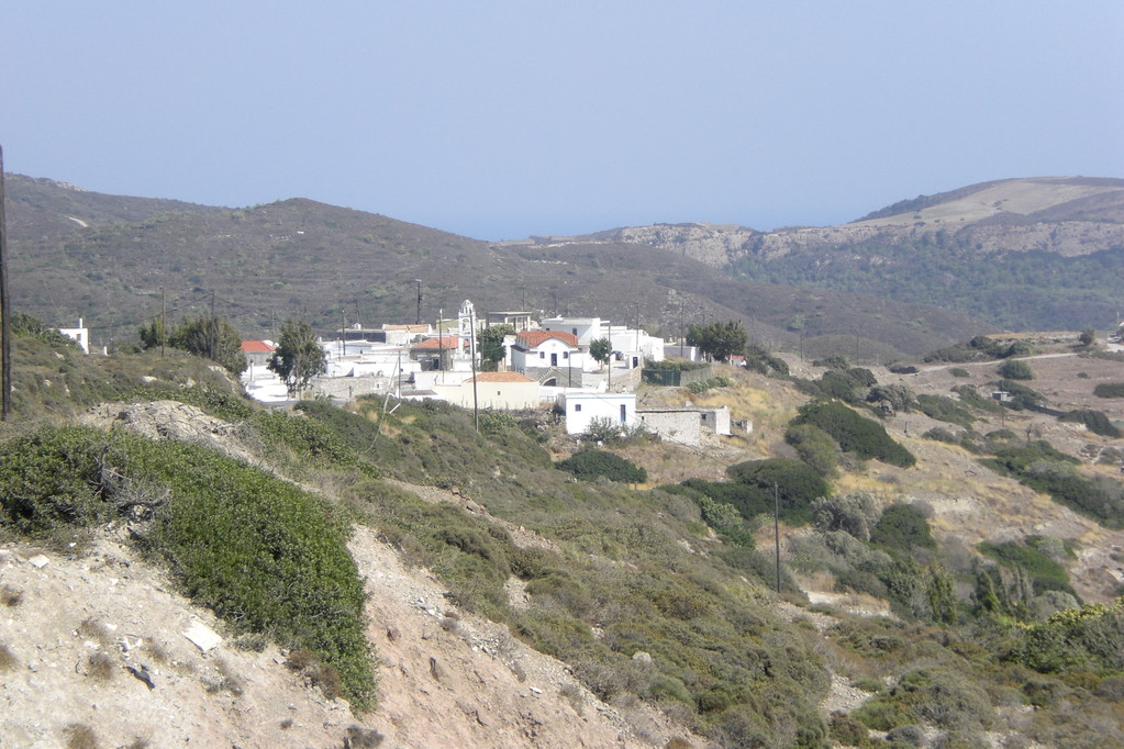 Im Süden der Insel: Querfeldein über den "Prof. Ilias" in Richtung Südwestküste von Rhodos. Im Hintergrund das Städtchen Messanagros