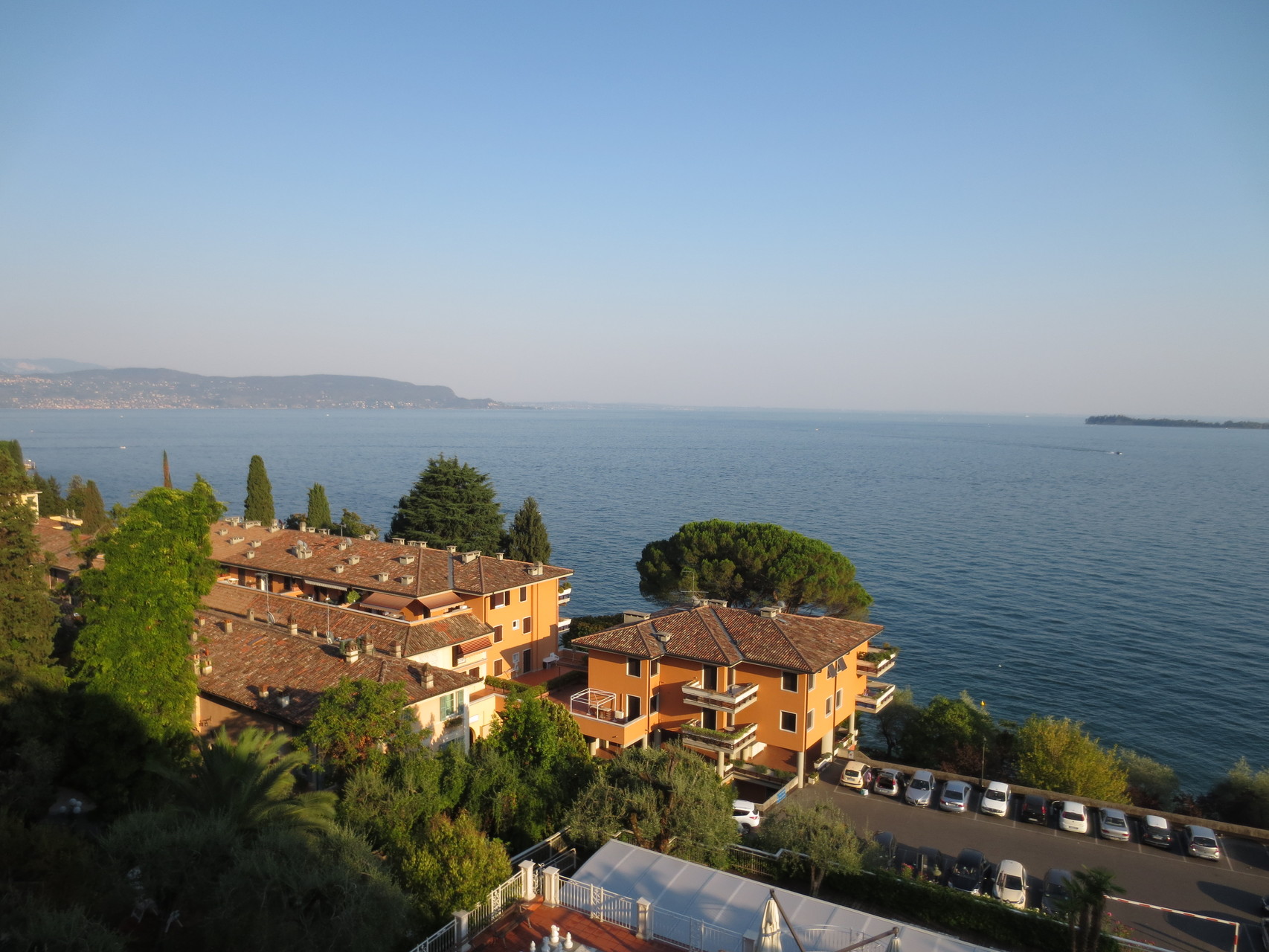 Unsere Ferienresidenz: Gardone Riviera, Hotel Villa Florida - Ausblick von der Terrasse unserer Suite auf die nähere Umgebung