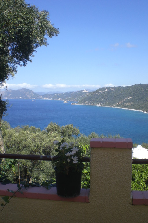 Halt für einen griechischen Kaffee in Pentati; Blick auf die Bucht von Agios Gordis