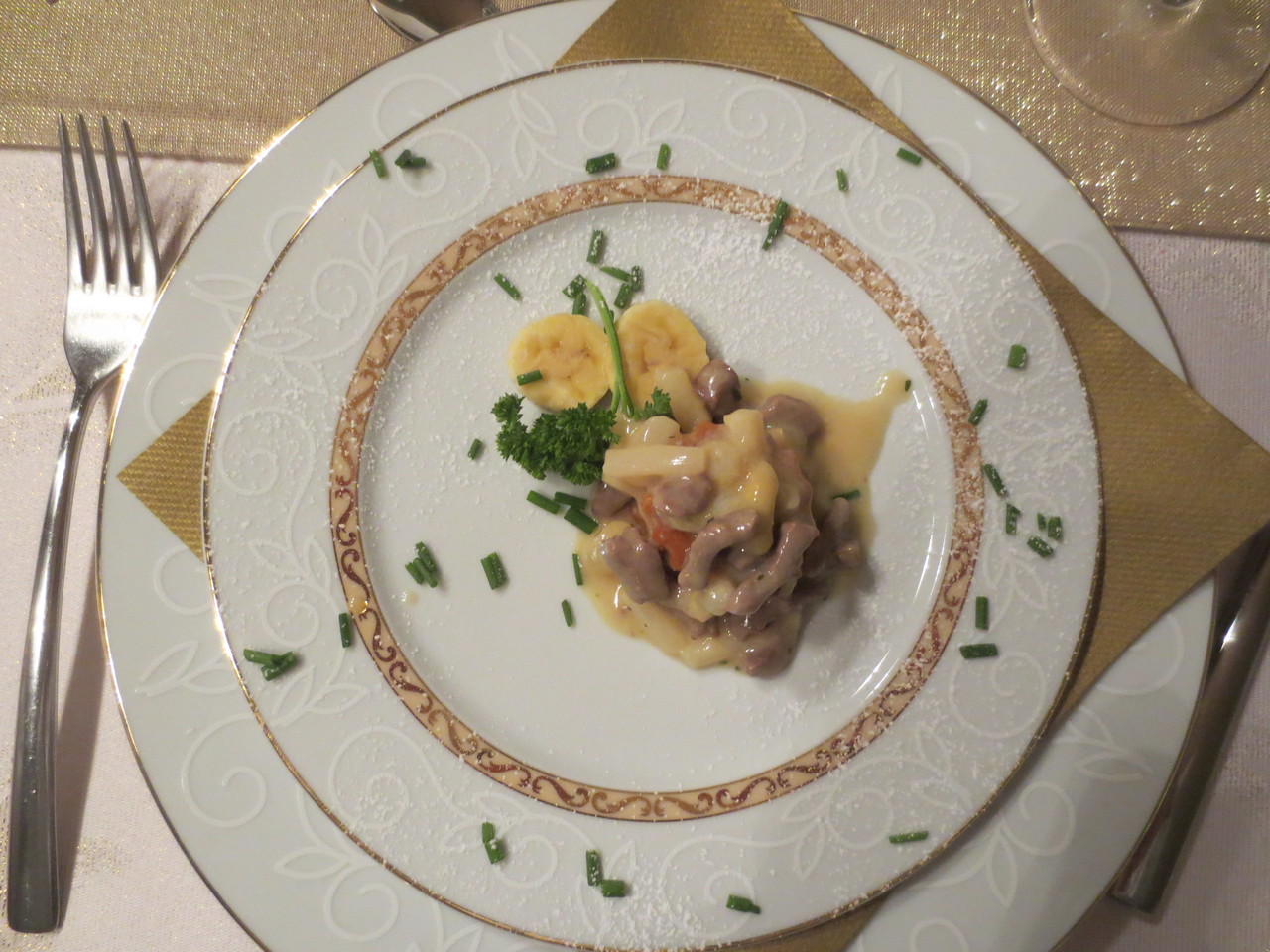 5. Gang - French Style: Petit Vol au vent aux Asperges et Filet de veau (Herzhaftes kleines Blätterteigpastetli mit Spargel- und Kalbsfiletfüllung)