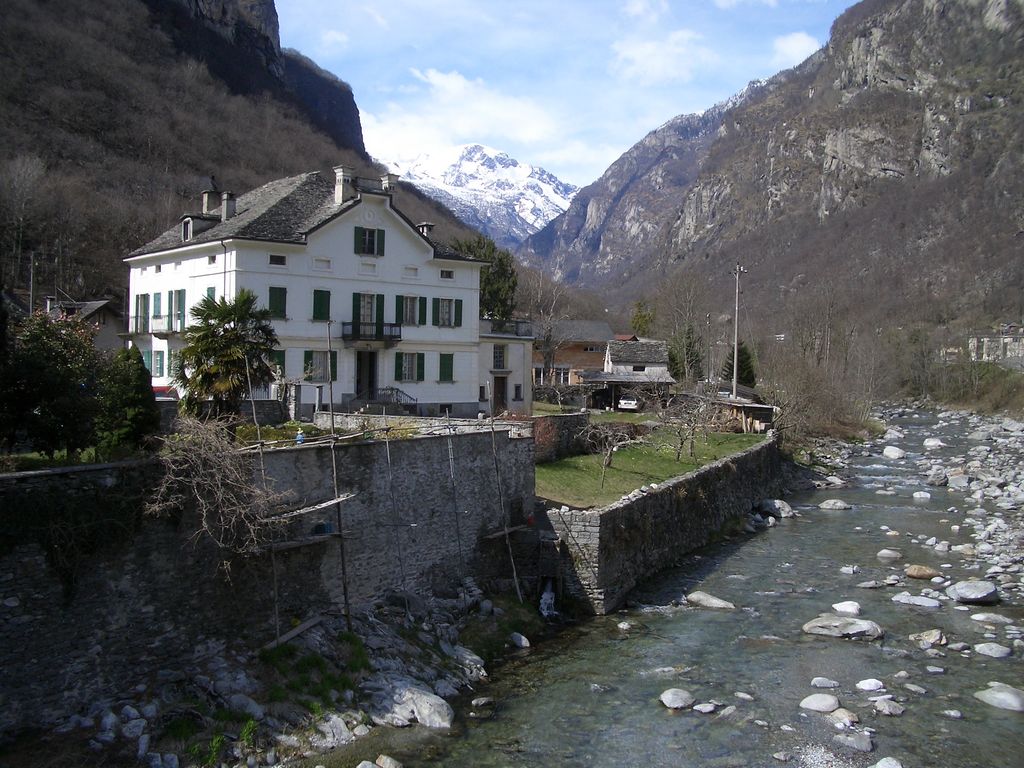 Maggia-Flusslauf durch Bignasco