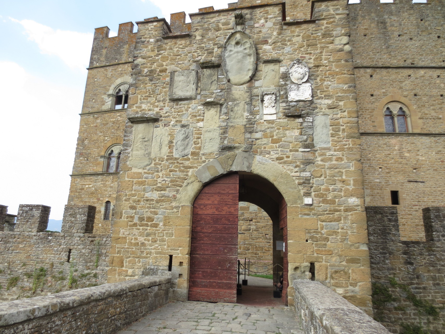 Das Castello dei Conti Guidi spielte im 13. u. 14. Jh.  als Hauptsitz der Adelsfamilie Guidi eine wichtige Rolle in der Geschichte der Toscana zwischen Arezzo und Florenz und somit zwischen Ghibellinen und Guelfen