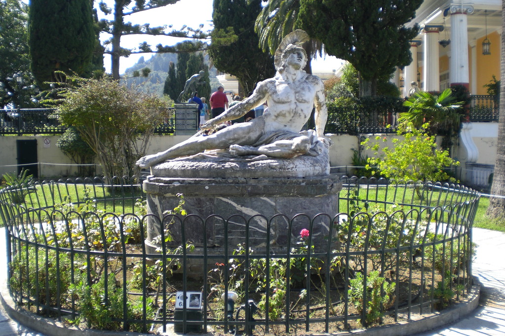 Achilles mit Pfeil in der Ferse und nur mit Tuch bekleidet; Skulptur in den Gärten des Achilleion Palace der Kaiserin Sissi