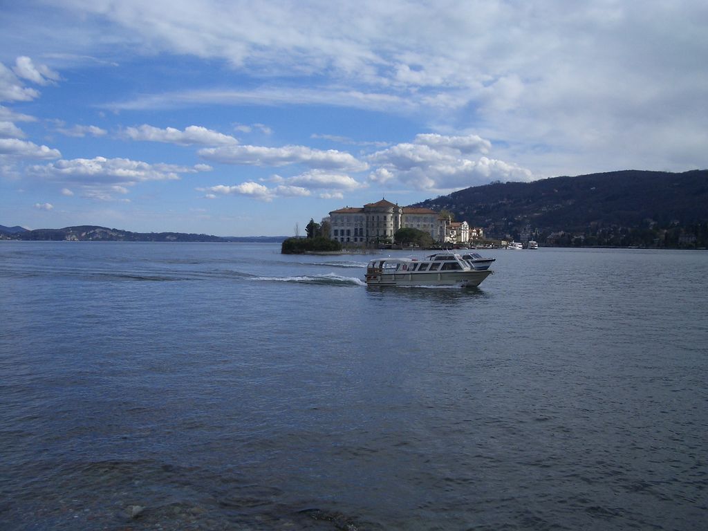 Blick Richtung Süden auf die Isola Bella (von der Isola dei Pescatori aus aufgenommen)