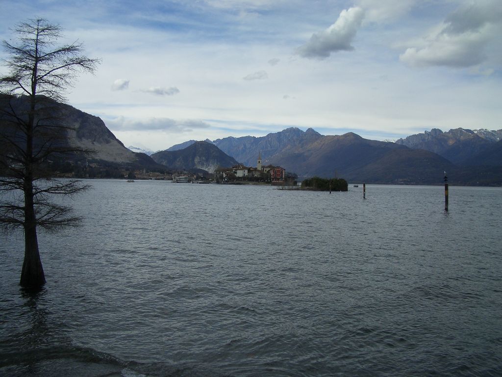 Blick auf die Isola dei pescatori von der Isola Bella aus