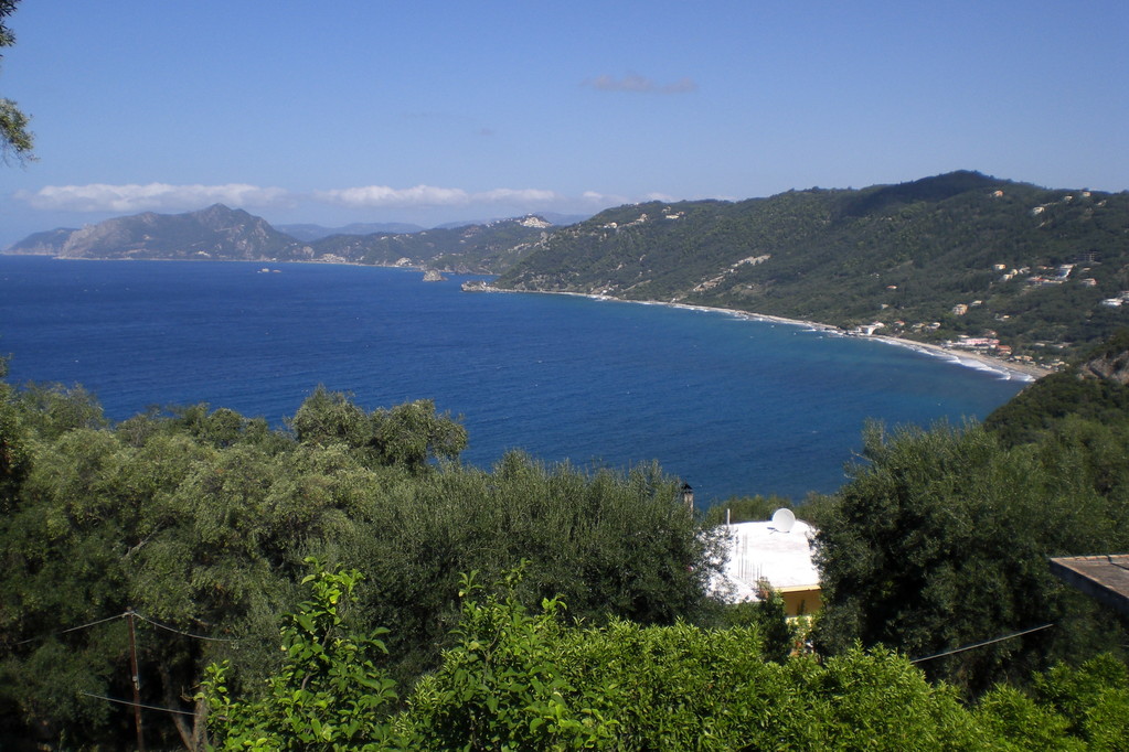 Halt für einen griechischen Kaffee in Pentati; Blick auf die Bucht von Agios Gordis