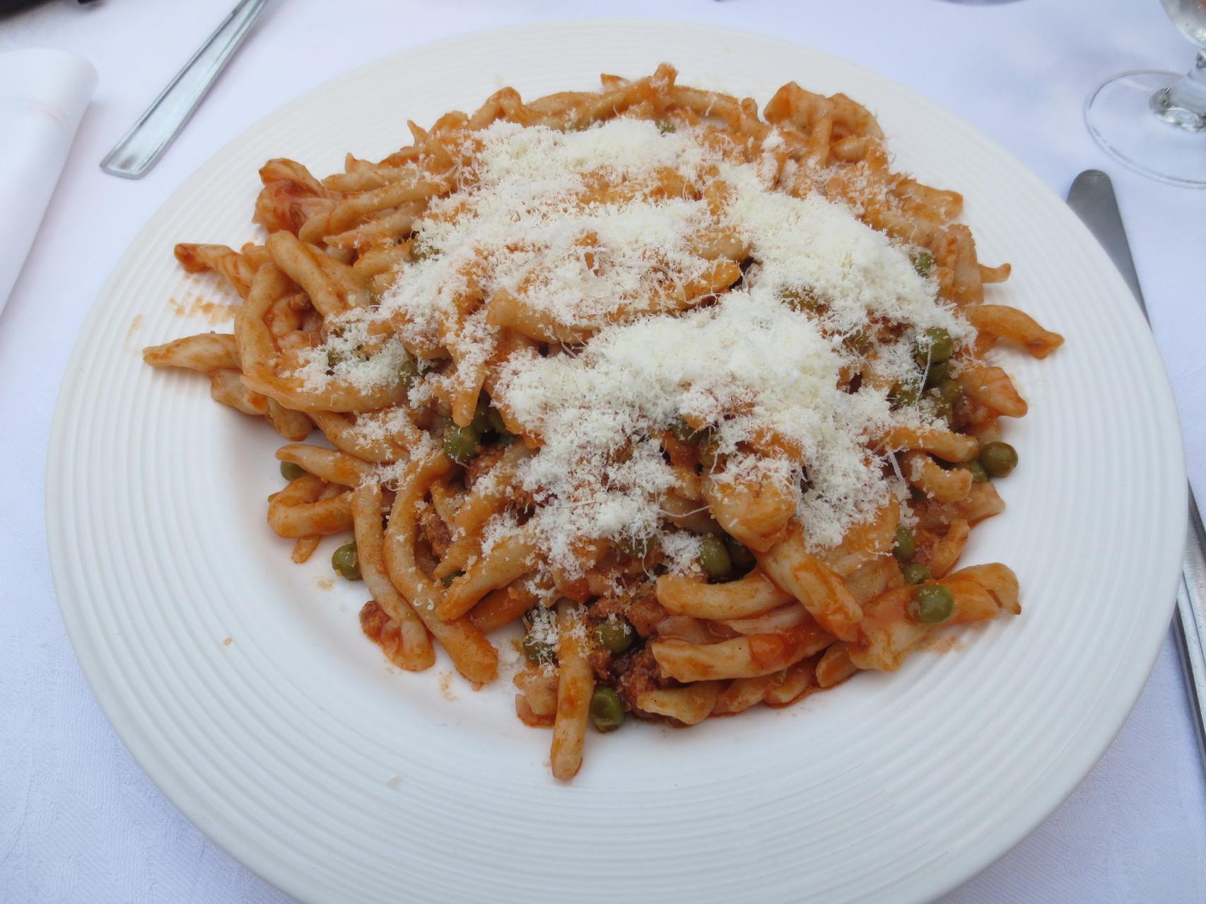Trebbiantico, Marche - Ristorante "La Vecchia Cantina". Unser Stammlokal in Trebbiantico. Kulinarische Freuden in einladender Umgebung! Im Bild: Die hausgemachten "Strozzapreti al ragù con piselli"